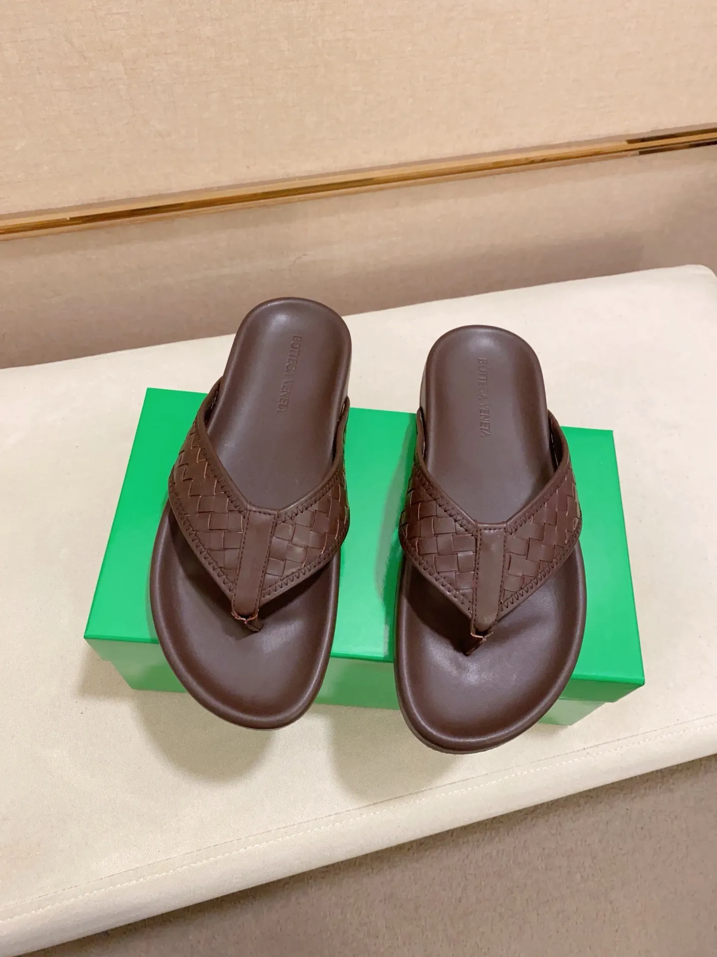 Men's shoes 💰: 320💰[BV~Bottega Veneta] Trendy new slippers are on the market. Same style as the official website. Counter quality [strong][strong][strong] Selected cow patent leather weaving. High-end atmosphere. Very cost-effective. Original wear-resistant rubber outsole. Fine workmanship. The upper layer of materials is used. The quality is visible. Shoe size 38-45.